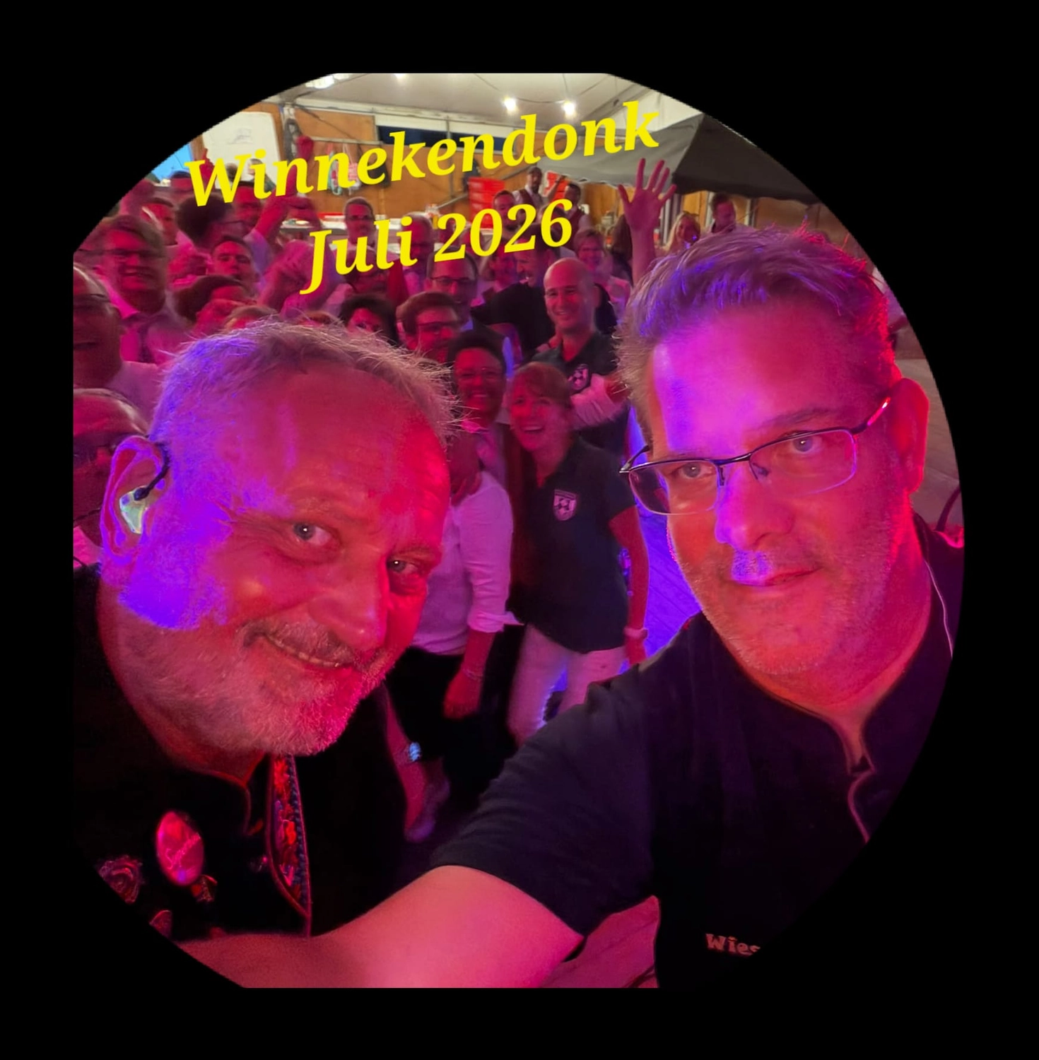 Selfie zweier Musiker vor vollem Saal, kreisförmig eingefasst, mit Schriftzug „Winnekendonk Juli 2026“
