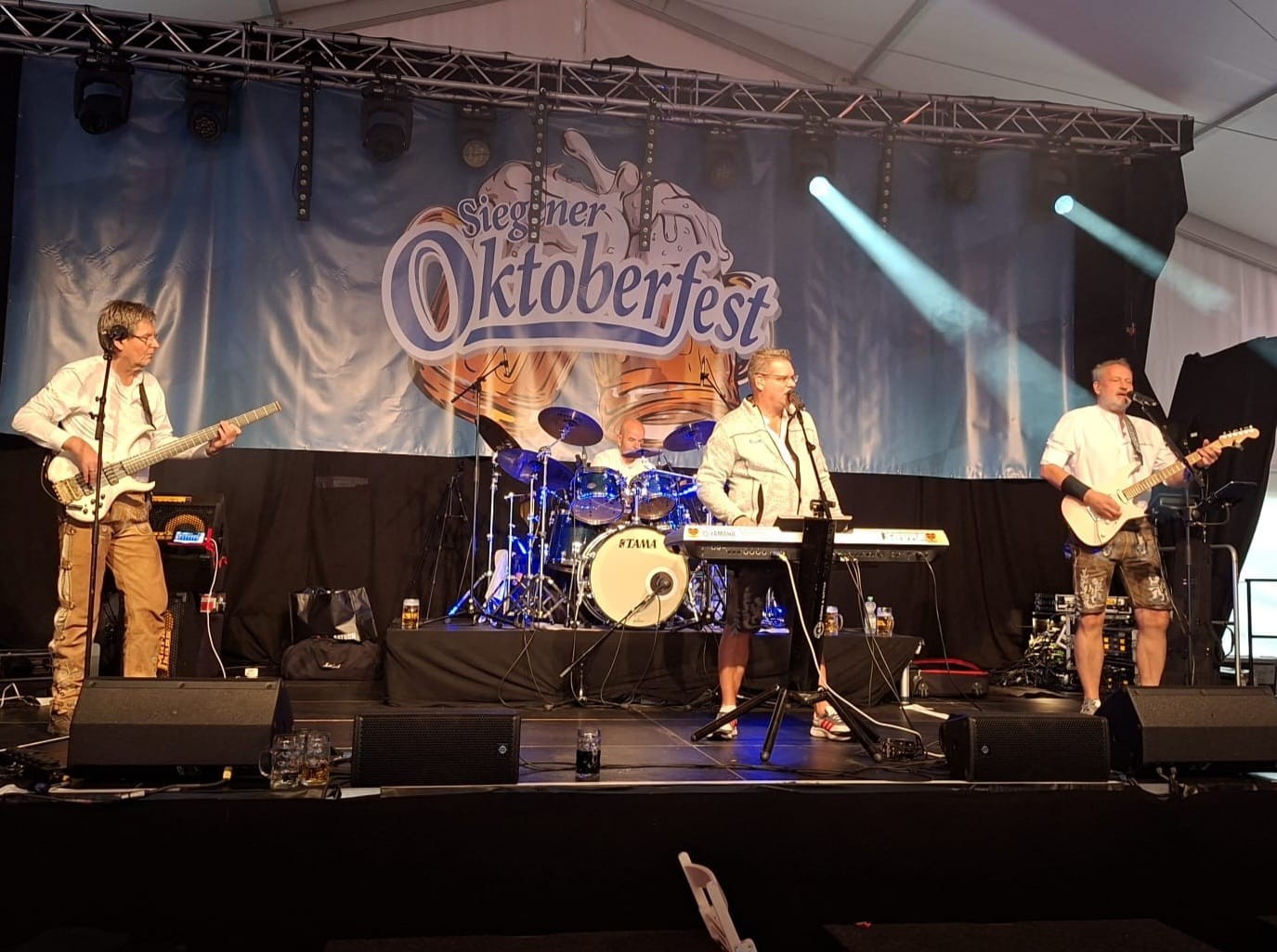 Die Wiesnkönige live auf der Bühne des Siegener Oktoberfests