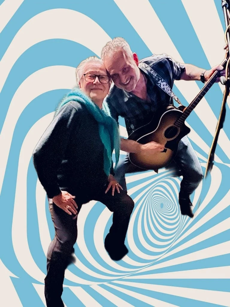 Michael Stern im Duo vor blauem Wirbel-Hintergrund