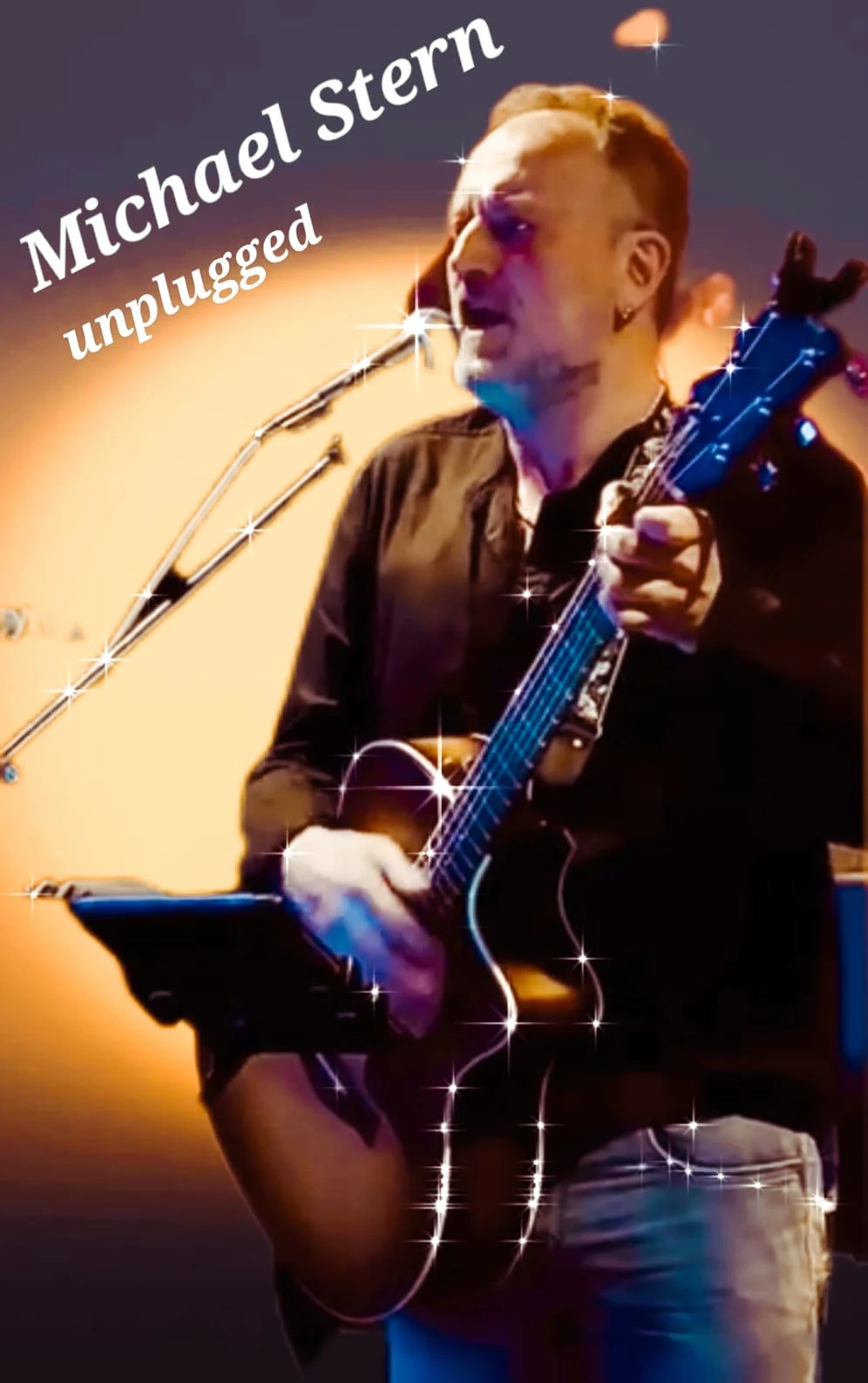 Michael Stern unplugged mit Akustikgitarre auf der Bühne